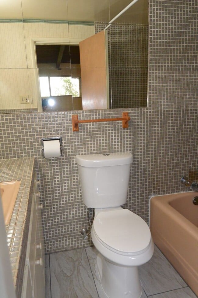 Building Photo - 108 N Crenshaw St