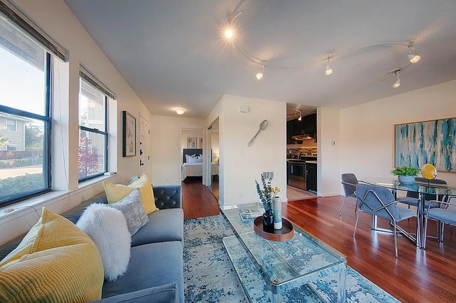 Building Photo - This delightful single story home is part ...