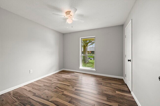 Building Photo - 9852 Hawthorne Dr