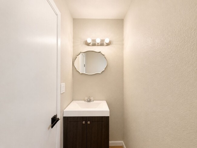 Building Photo - Remodeled 2 Bed/ 1.5 Bath Townhouse in Batesville!