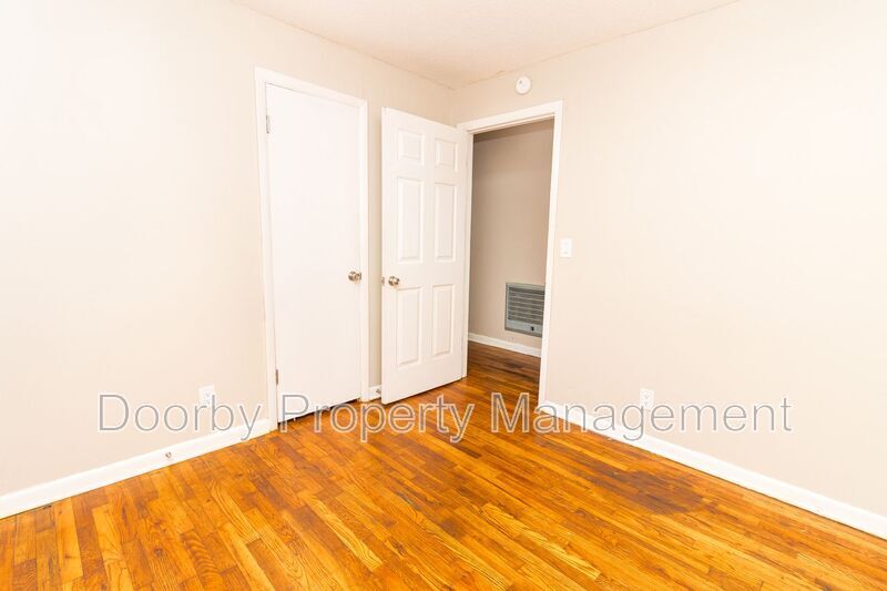 Building Photo - 2215 Allin St