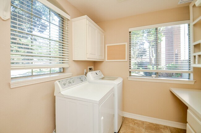 Building Photo - 5615 Bent Arbor Ln