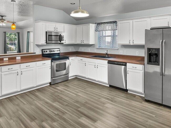 Building Photo - Immediate Move In Available