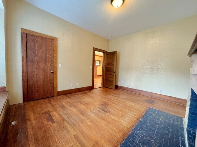 Building Photo - 6 Bedroom on Campus