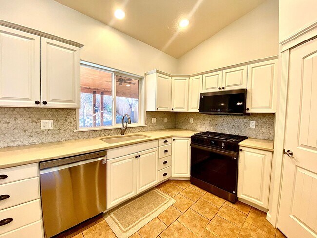 Building Photo - 3 Bedroom 2.5 Bath, 3 Car Garage w/Gorgeous Exterior