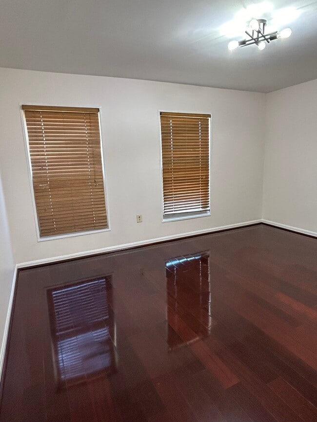 Building Photo - 14 Canterbury Sq