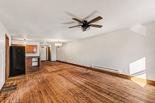 Building Photo - 307 E Bridge St