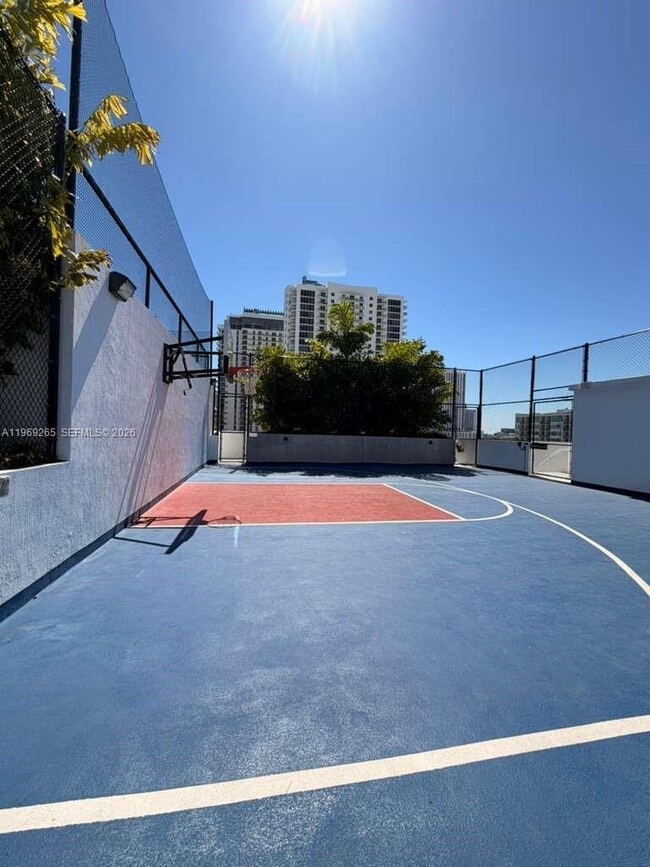 Building Photo - 700 NE 24th St