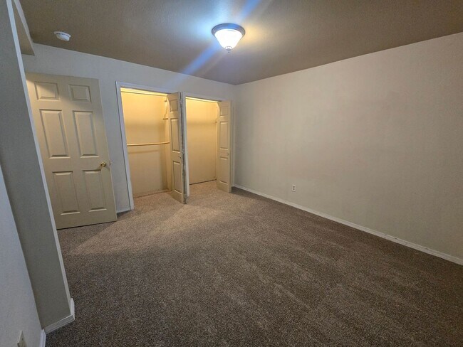 Building Photo - Large Beautiful South Hill Home! Available Now!