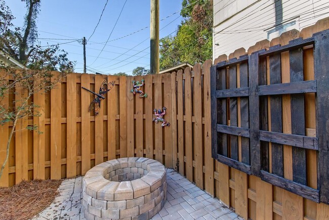 Building Photo - Furnsihed 3 bed 2.5 bath on 31st Street