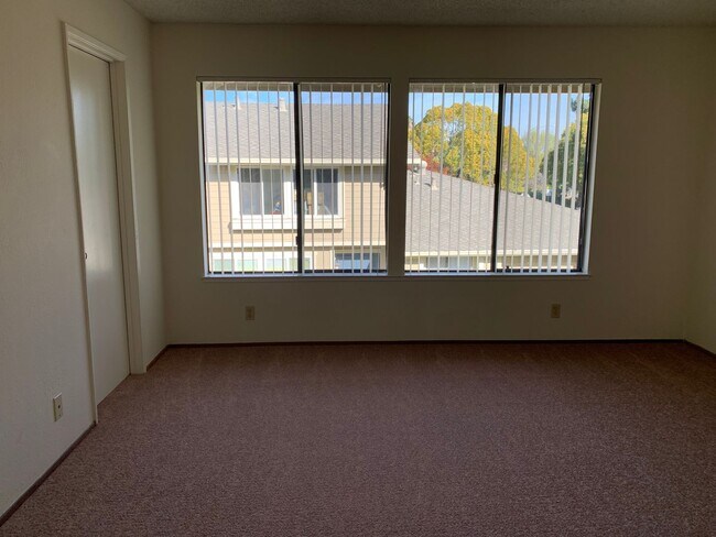 Building Photo - Spacious Townhouse