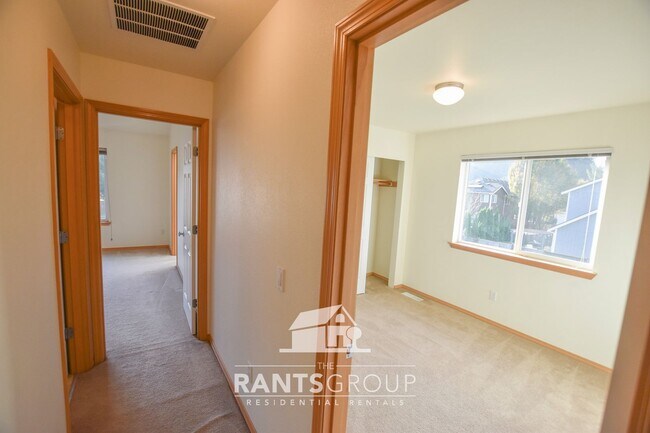 Building Photo - Spacious home in a fantastic neighborhood