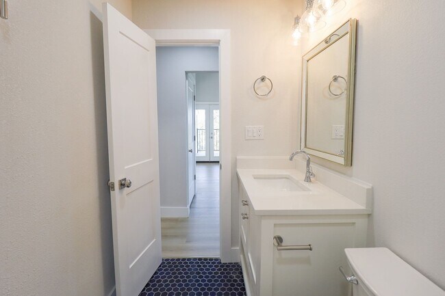 Building Photo - 4 Bed | 3 Bath on Keystone Lake!