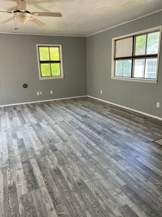 Building Photo - 3 bedroom/2 bath house