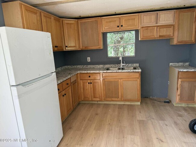 Building Photo - 707 Dawn Ave