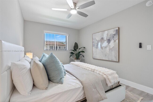 Building Photo - 1400 NE 5th Terrace