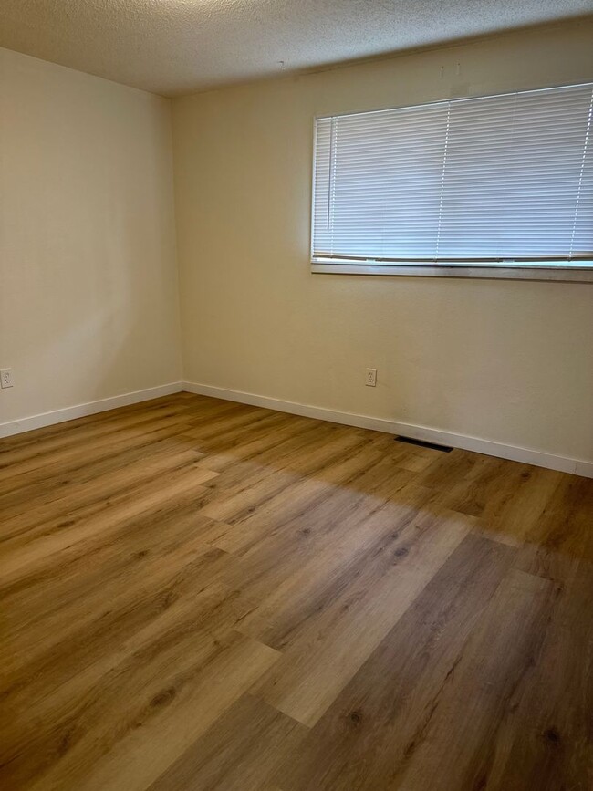 Building Photo - PET FRIENDLY spacious 2bdr