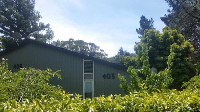 Building Photo - MOVE-IN READY! Peaceful 1-Bedroom Top Floo...