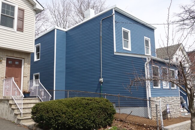 Building Photo - MOVE INTO A NEWLY RENOVATED--3 Bedroom, 2 ...