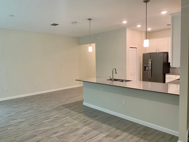 Building Photo - Beautiful Town house for Rent