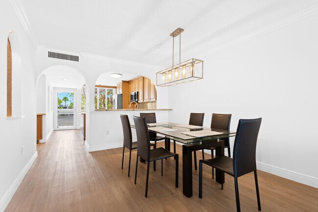 Building Photo - 1100 SE 5th Ct