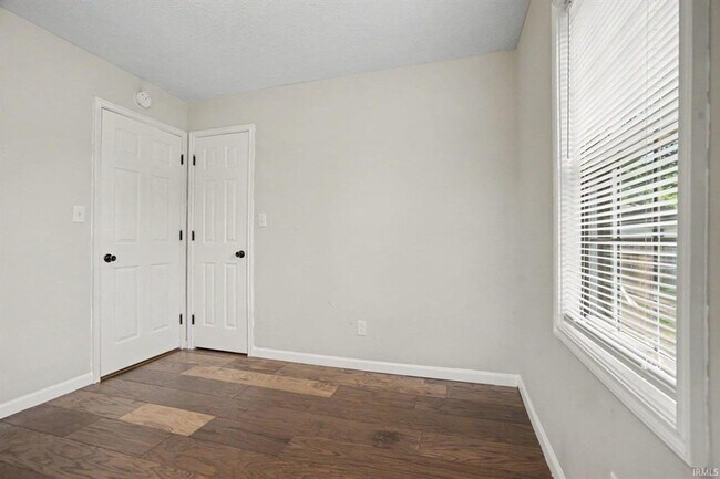 Building Photo - Completely remodeled home located on the north side of South Bend