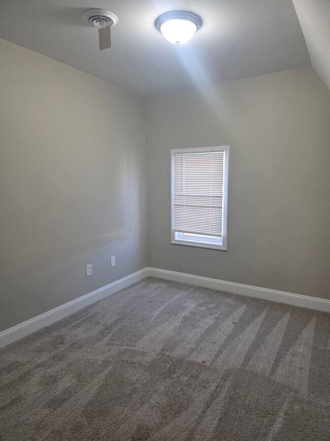 Building Photo - 2nd floor Apartment in Townsend