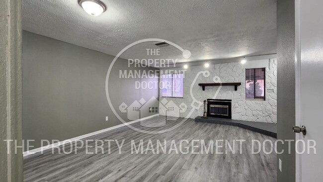 Building Photo - 4BR/2.5BA Tampa Home | Dual Kitchen Areas, Private Bedroom & Fresh Updates