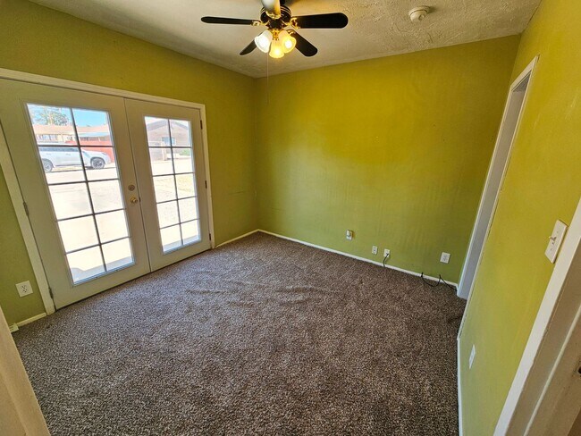 Building Photo - Beautifully maintained 3 bdrm/2 bath with ...