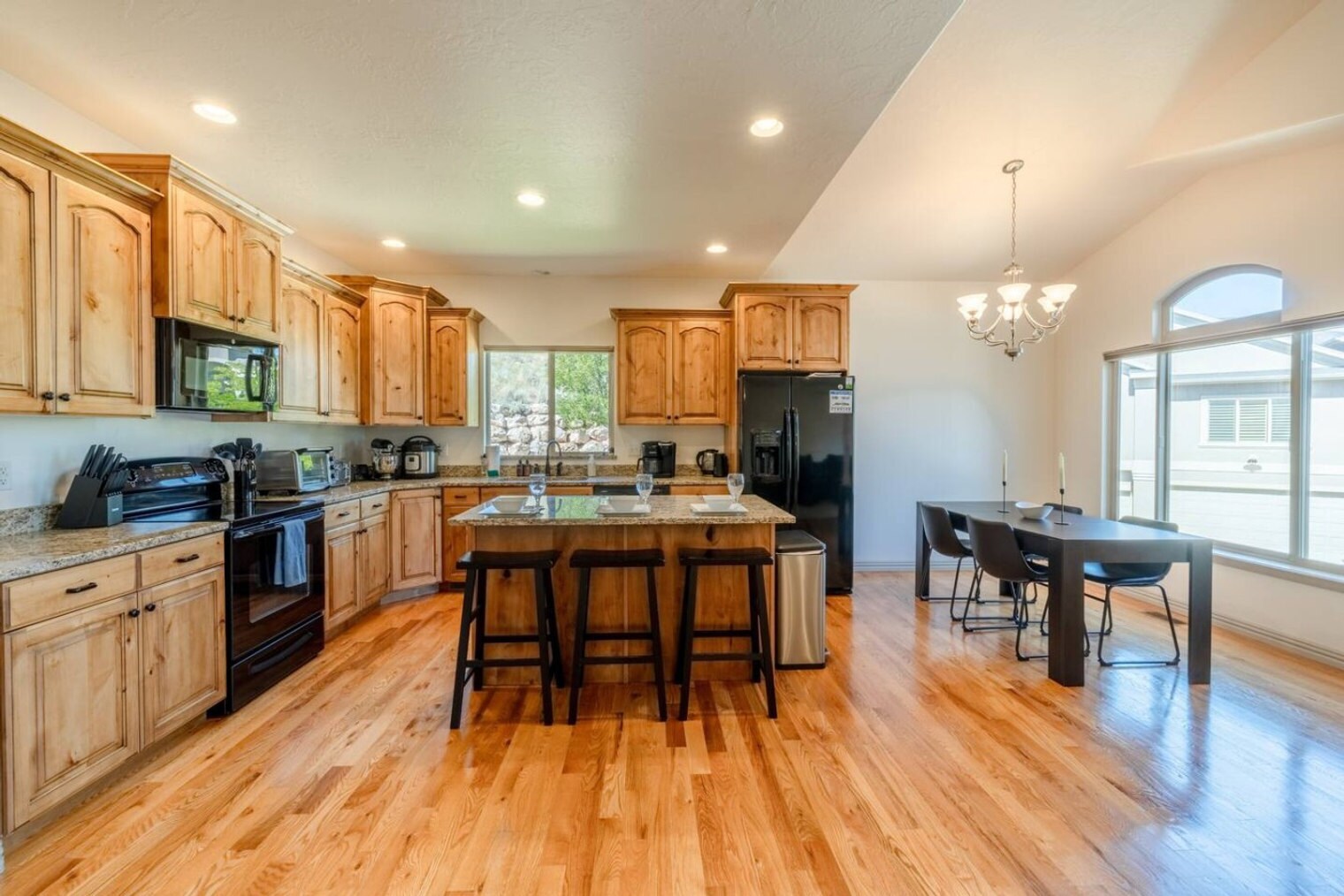 Building Photo - 210 Edgewood Cir