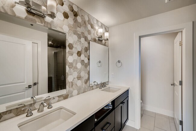 Building Photo - Queen Anne Townhome ~ McGraw Square