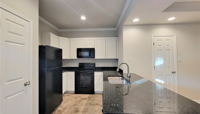 Building Photo - Beautiful 3 bed / 2.5 bath townhome