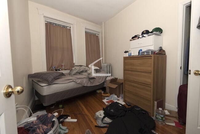 Building Photo - 2BR 1Bth unit. Heat/Hot Water included. Great location!