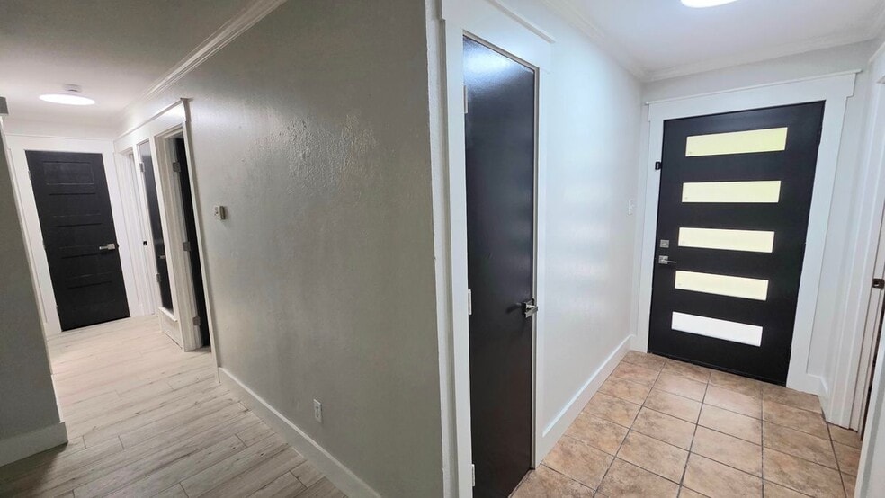 Building Photo - 411 Woodcrest Way