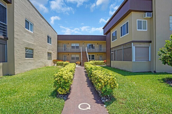 Primary Photo - 810 Burgundy St
