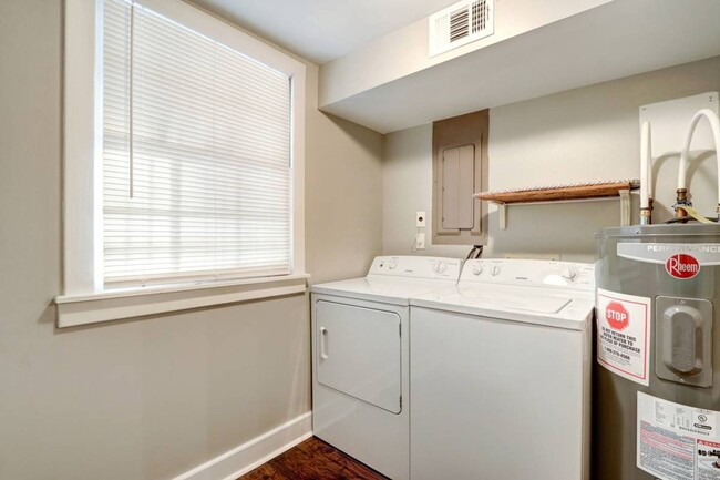 Building Photo - Large Downtown Charlton Street 1BR/1BA Con...