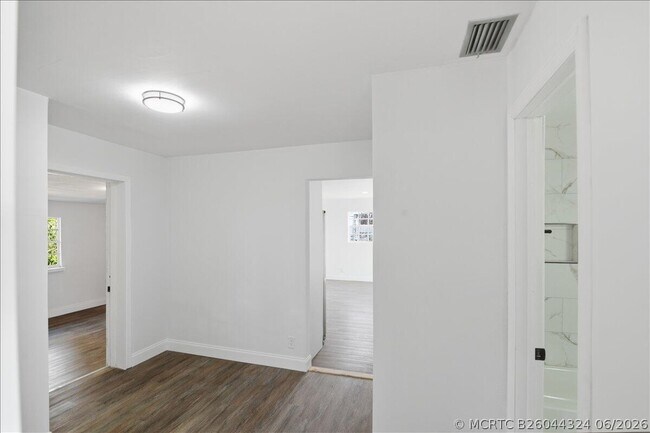 Building Photo - 270 SW 10th Ave