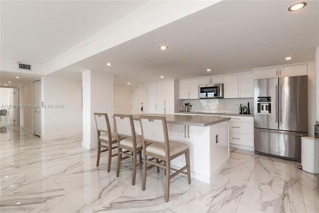 Building Photo - 1450 Brickell Bay Dr