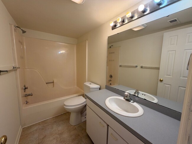 Building Photo - 1250 Clifden Green