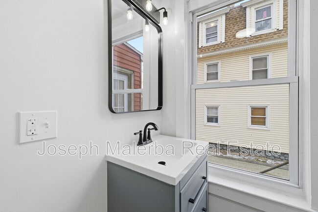 Building Photo - 848 Bank St