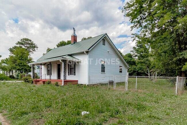 Building Photo - NOW OFFERING HALF OFF FIRST FULL MONTH IF ...
