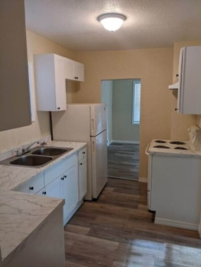 Building Photo - 1/1 remodeled Cottage with bonus room