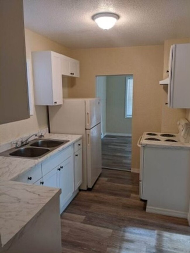 Building Photo - Corner lot 1 Bed/ 1 Bath Fully remodeled C...