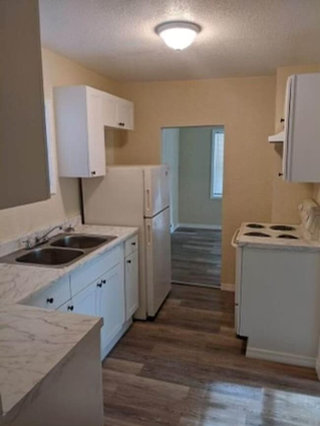 Building Photo - MOVE IN SPECIAL - Corner lot 1 Bed/ 1 Bath...