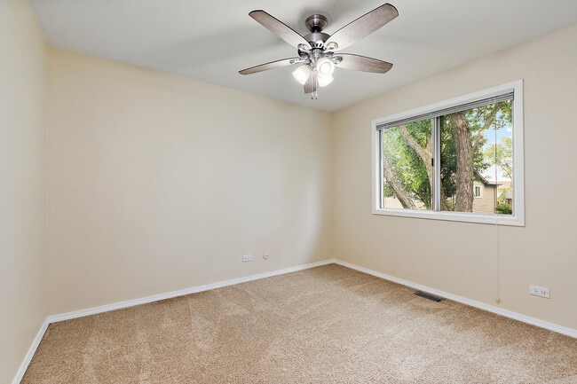 Building Photo - 320 Thistle Dr