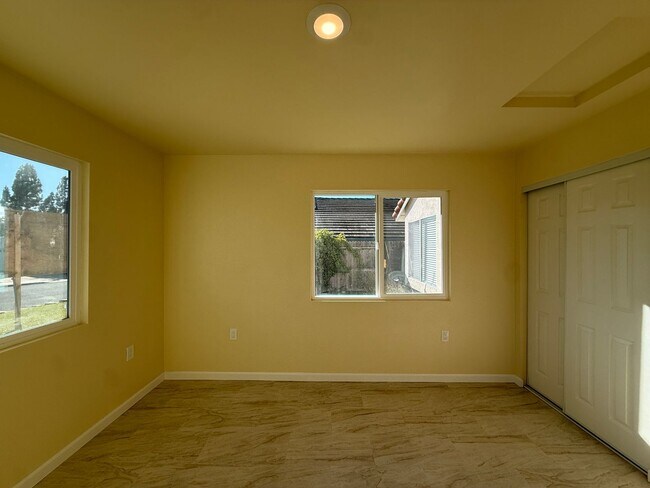 Building Photo - R71300