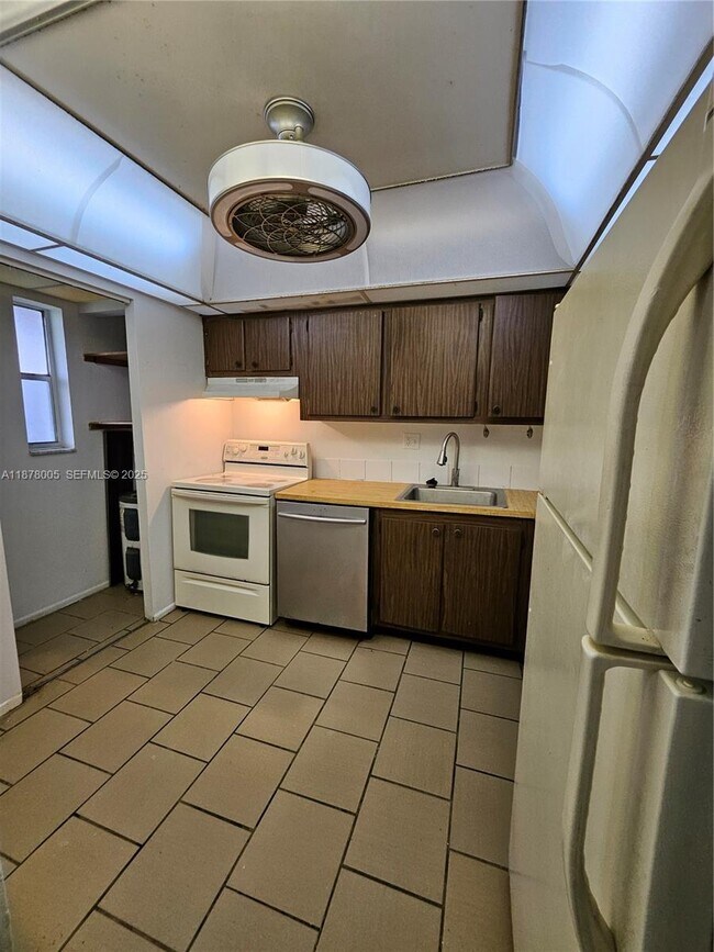 Building Photo - 7820 S Colony Cir