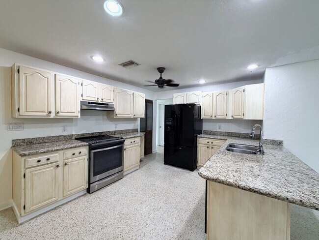 Building Photo - 3/2/1 car garage in S. Ft. Myers Off Cypress Lake!