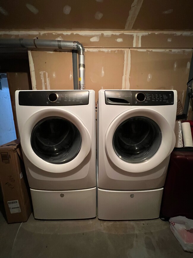 Personal washer & dryer - 140 Doxbury Ln