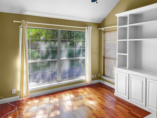 Building Photo - 1 story home, easy access to 281 & Airport